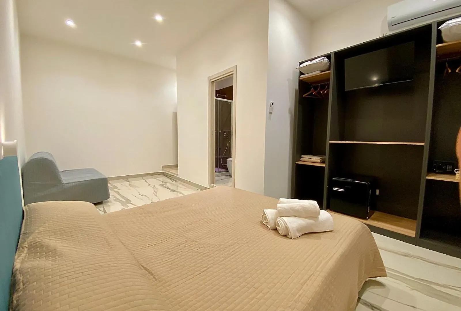 Napoli Station Rooms